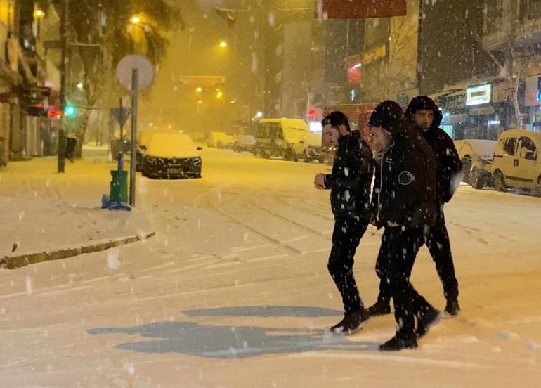 Ardahan ve Karsta soğuk hava yerini kar yağışına bıraktı