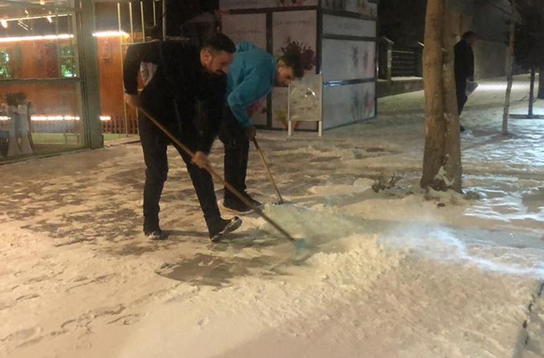 Ardahan ve Karsta soğuk hava yerini kar yağışına bıraktı