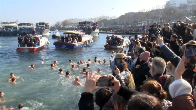 Haliçte haç çıkartma töreni yapıldı