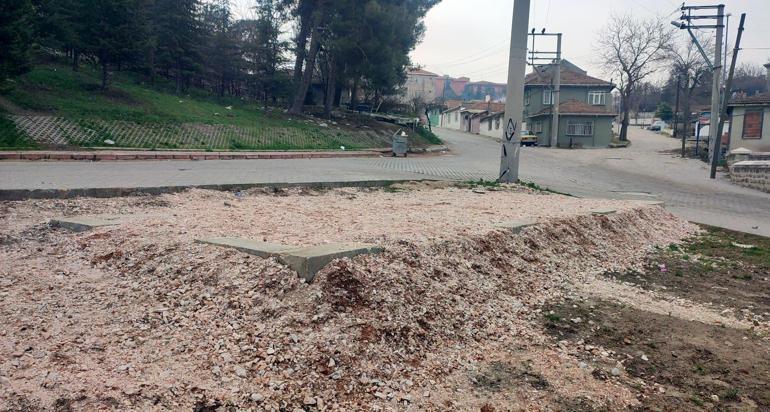 Edirnede hizmet binası isteyen muhtar, temeli atılıp bırakılan alanda oturma eylemi yaptı