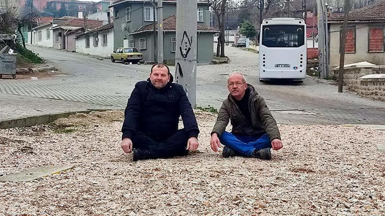 Edirnede hizmet binası isteyen muhtar, temeli atılıp bırakılan alanda oturma eylemi yaptı