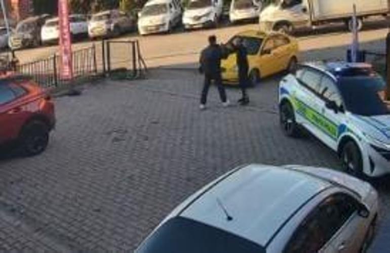 Trafikten men edilen motosikletini vermek istemeyen eczacı polisle tartıştı