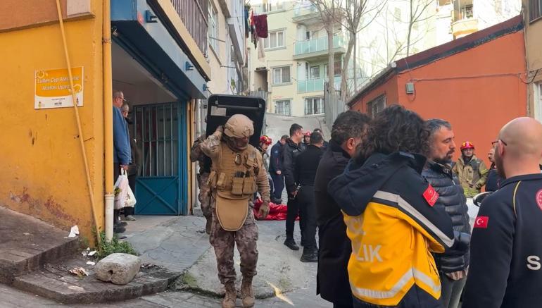 Beyoğlu’nda boğazına bıçak dayadı; Özel Harekat polisi müdahale etti