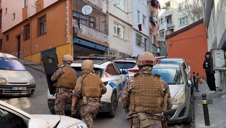 Beyoğlu’nda boğazına bıçak dayadı; Özel Harekat polisi müdahale etti