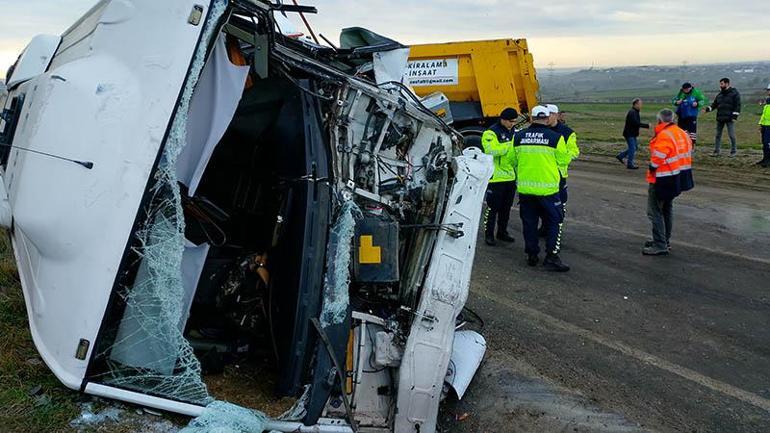 Silivride hafriyat kamyonuyla öğrenci servisi çarpıştı: 1i çocuk 3 kişi yaralandı