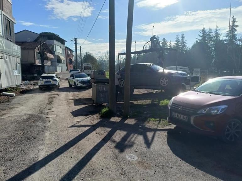 Dur’ ihtarına uymayan sürücünün otomobili, takipteki ekip otosuyla çarpıştı, 1 polis yaralandı