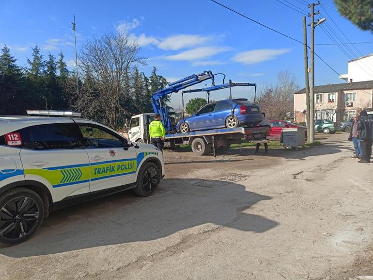 Dur’ ihtarına uymayan sürücünün otomobili, takipteki ekip otosuyla çarpıştı, 1 polis yaralandı