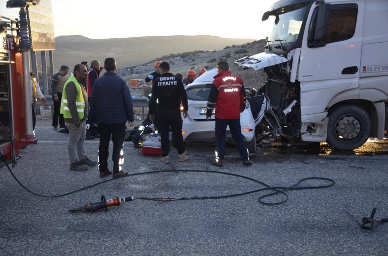 Adıyamanda akaryakıt tankeri ile otomobil çarpıştı: 4 ölü, 3 yaralı