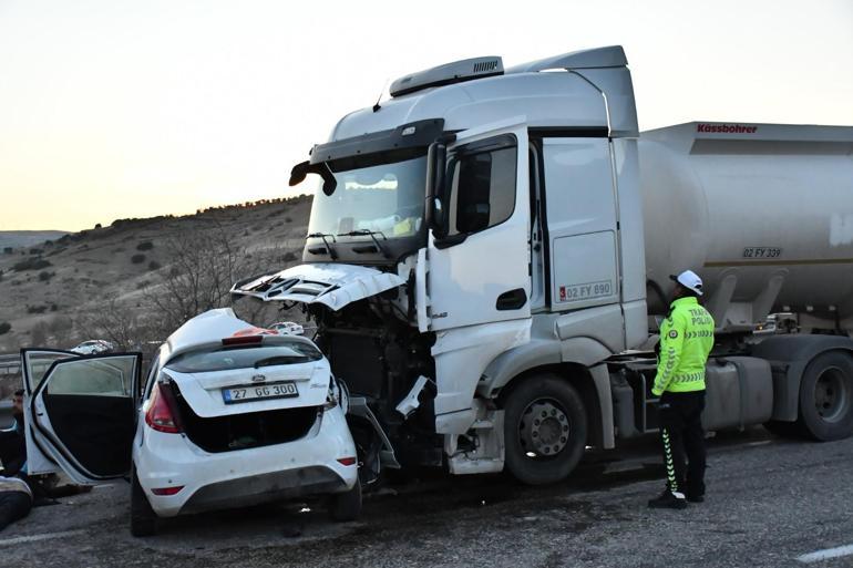 Adıyamanda akaryakıt tankeri ile otomobil çarpıştı: 4 ölü, 3 yaralı