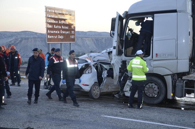 Adıyamanda akaryakıt tankeri ile otomobil çarpıştı: 4 ölü, 3 yaralı