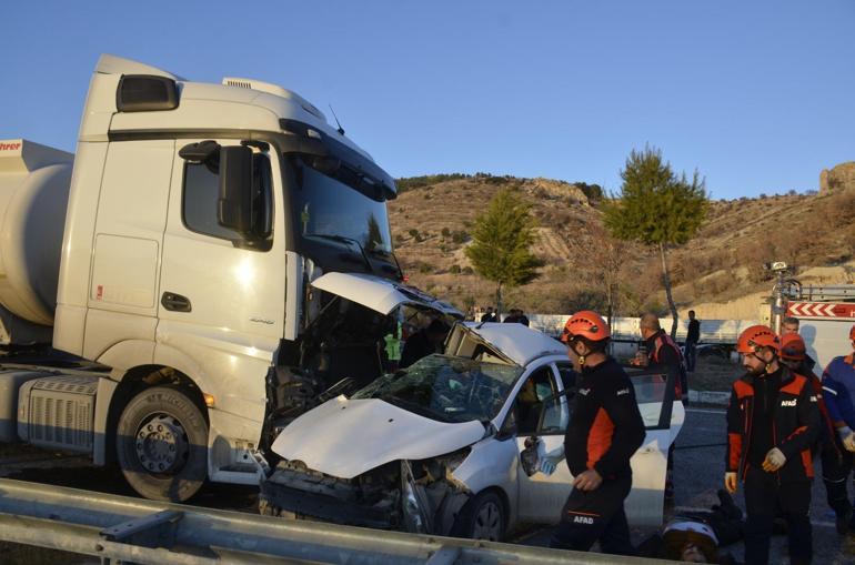 Adıyamanda akaryakıt tankeri ile otomobil çarpıştı: 4 ölü, 3 yaralı