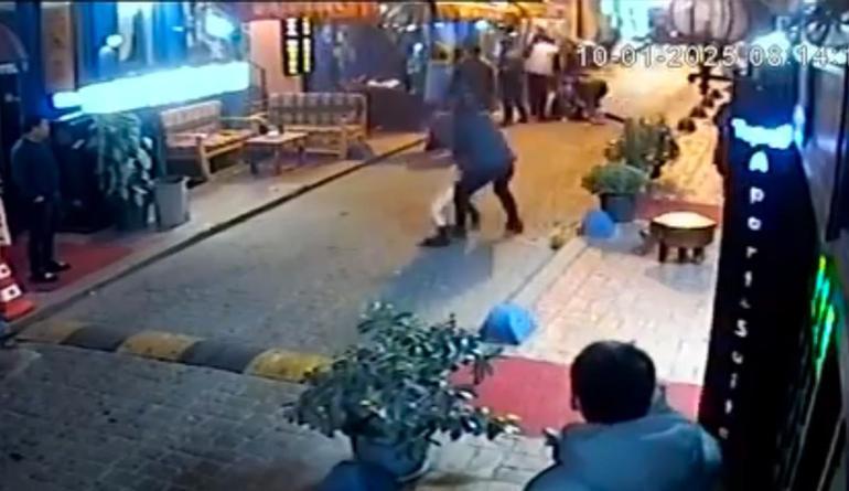 Taksim’de alkollü iki kadının kavgasını güçlükle ayırdılar; o anlar kamerada