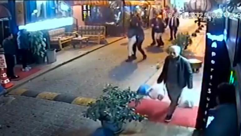 Taksim’de alkollü iki kadının kavgasını güçlükle ayırdılar; o anlar kamerada