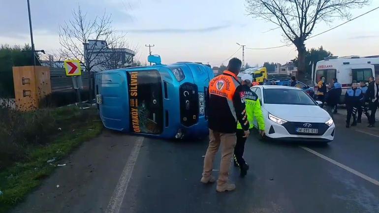 Silivride hafif ticari aracın çarptığı yolcu minibüsü devrildi: 10 yaralı