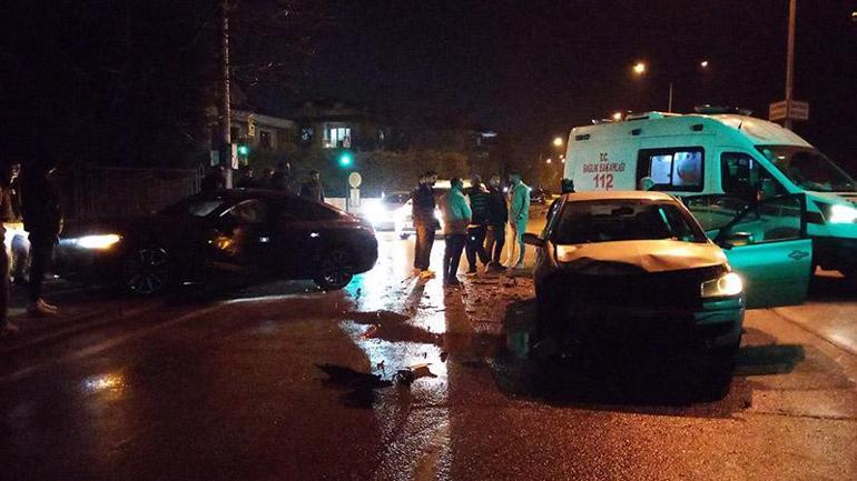 Ambulansa yol vermek isterken otomobiller çarpıştı: 4 yaralı