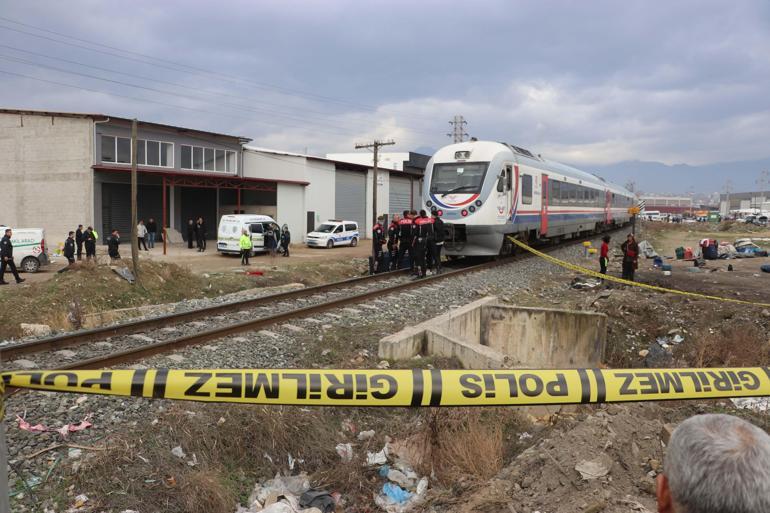 Raylardan geçerken yolcu treni çarptı; kaza kamerada