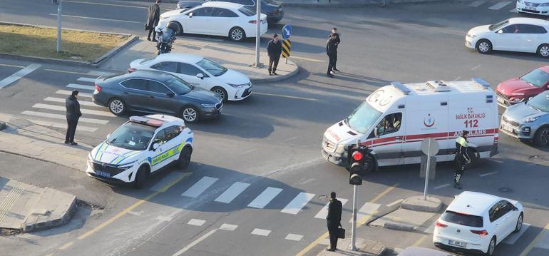 Diyarbakırda otomobil, polis motosikletine çarptı; 1 yaralı