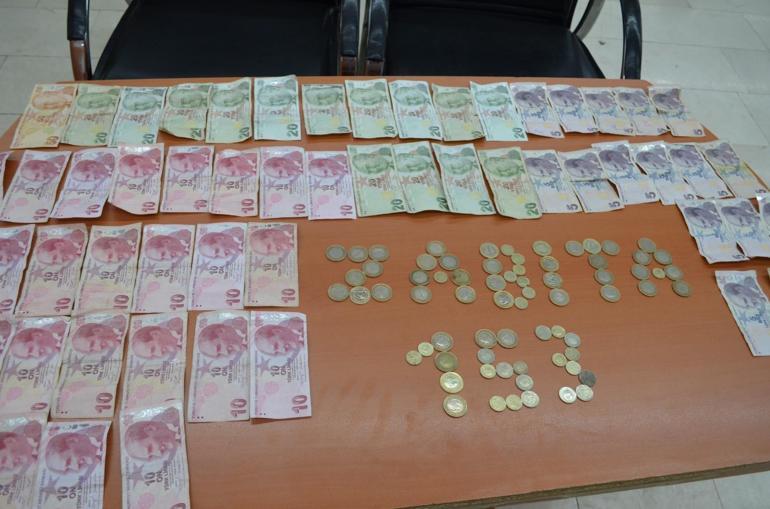 Cami önünde dilenirken yakalandı: 2 saatte bin 554 lira toplamış