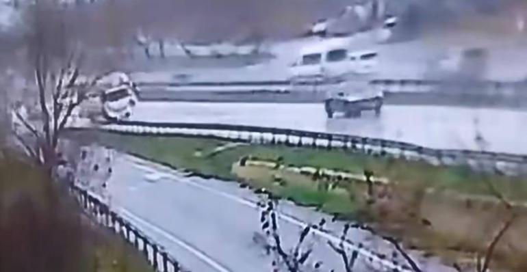 Büyükçekmece D-100de kamyonun panelvana çarptığı kaza kamerada