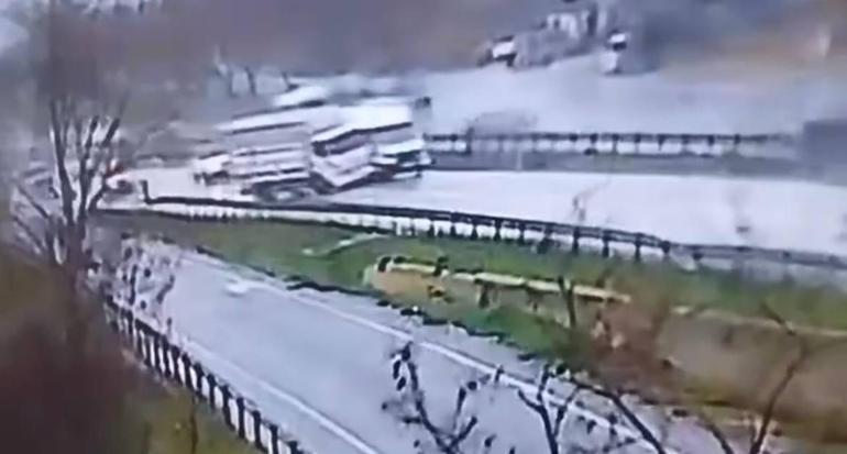 Büyükçekmece D-100de kamyonun panelvana çarptığı kaza kamerada