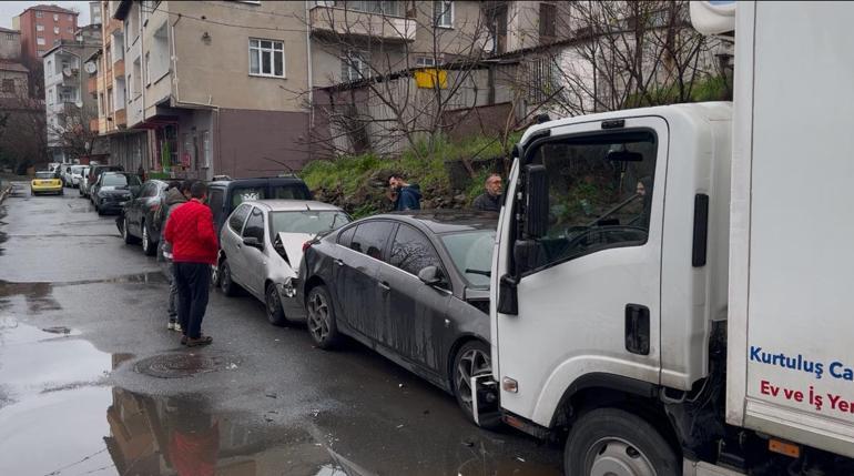 Beyoğlunda kamyonet 7 araca çarptı; şoförü kazadan sonra kaçtı