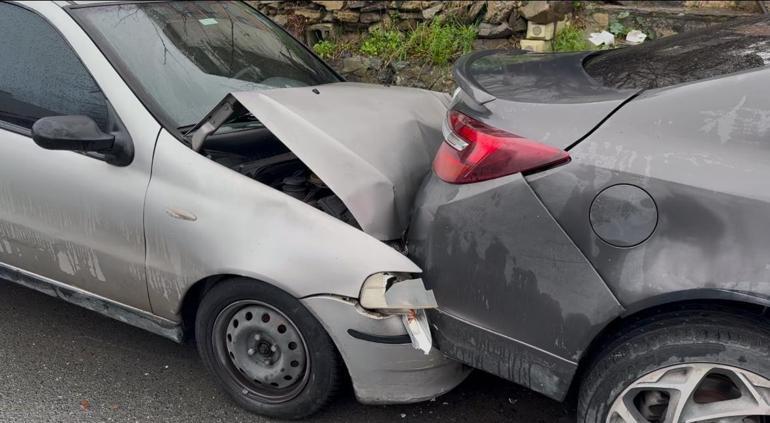 Beyoğlunda kamyonet 7 araca çarptı; şoförü kazadan sonra kaçtı