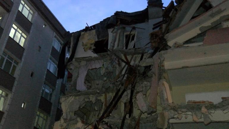 Bahçelievlerde 6 katlı bina yıkılırken bitişiğindeki apartman hasar gördü