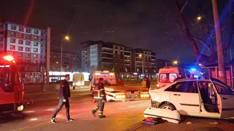 Bursada otomobil elektrik direğine çarptı: 1 ölü, 3 yaralı