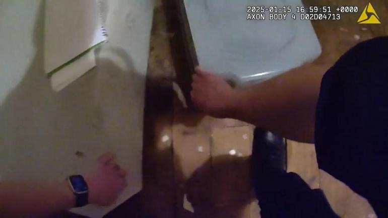 İngiltere’de polis hırsızlık şüphelisini yatağın altında saklanırken yakaladı