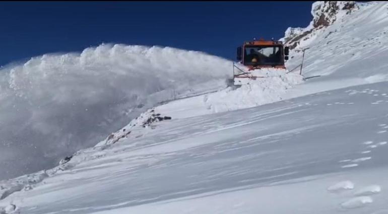 Van-İran sınırında, 3 metrelik karla mücadele