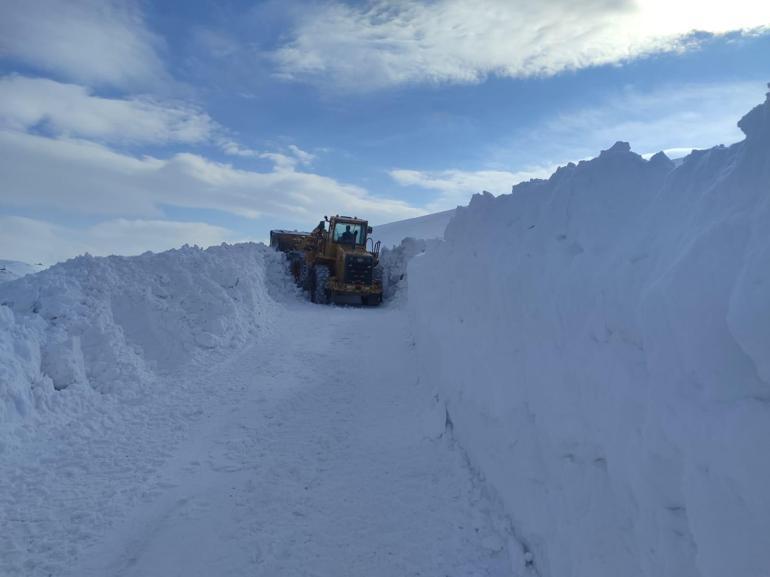 Van-İran sınırında, 3 metrelik karla mücadele