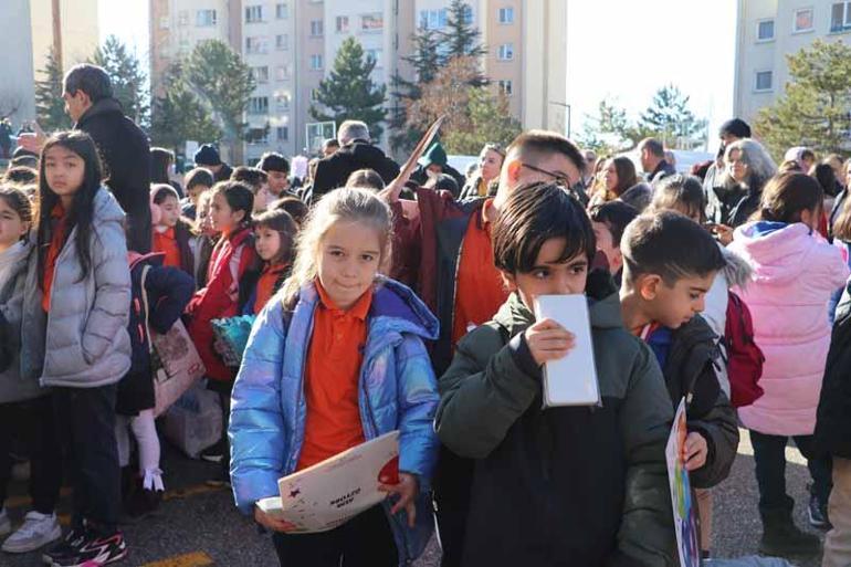 Ankarada öğrencilerin karne heyecanı