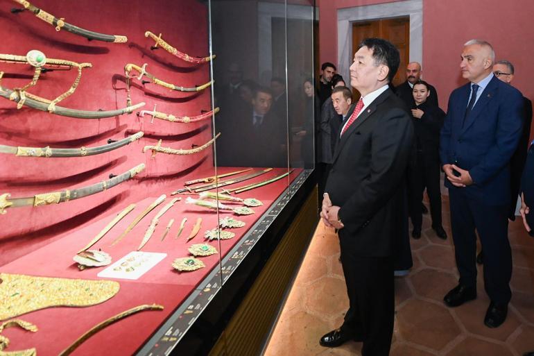 Bakan Ersoy, Moğolistan Cumhurbaşkanı ile Topkapı Sarayı ve Ayasofyayı ziyaret etti