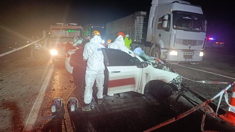 Niğdede otomobil ile hafif ticari araç çarpıştı: 2 ölü, 1 yaralı