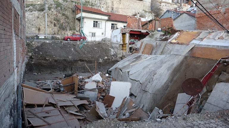 İnşaat temel çukurunun yanındaki 2 katlı bina çöktü