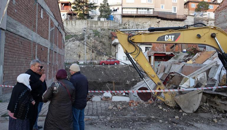 İnşaat temel çukurunun yanındaki 2 katlı bina çöktü