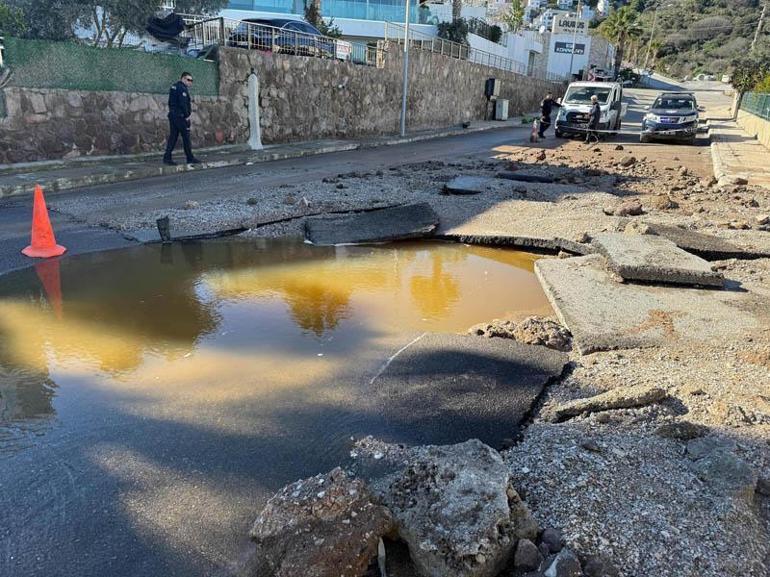 Bodrumda ana su isale hattı patladı; otomobil sürücüsünün panik anları kamerada