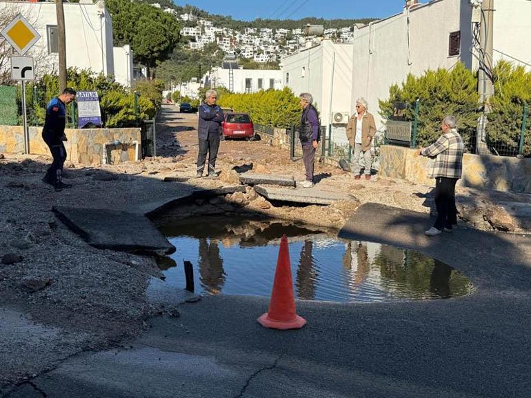 Bodrumda ana su isale hattı patladı; otomobil sürücüsünün panik anları kamerada