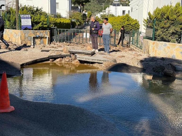 Bodrumda ana su isale hattı patladı; otomobil sürücüsünün panik anları kamerada