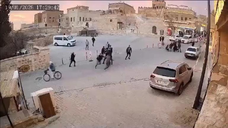 Mardinde komşu esnafların bıçaklı kavgası 2 yaralı