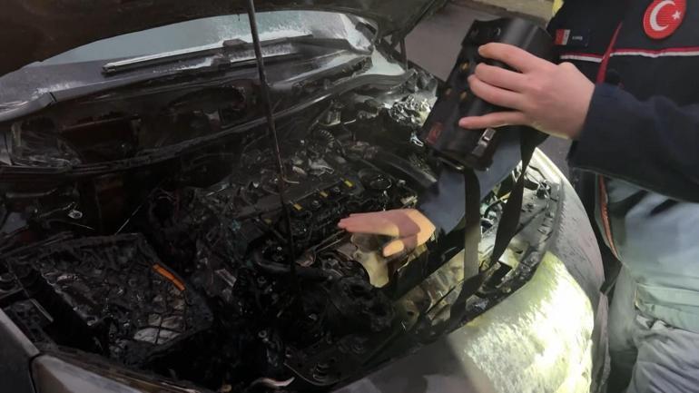 Avcılarda hareket halindeki otomobilin motor bölümü yandı
