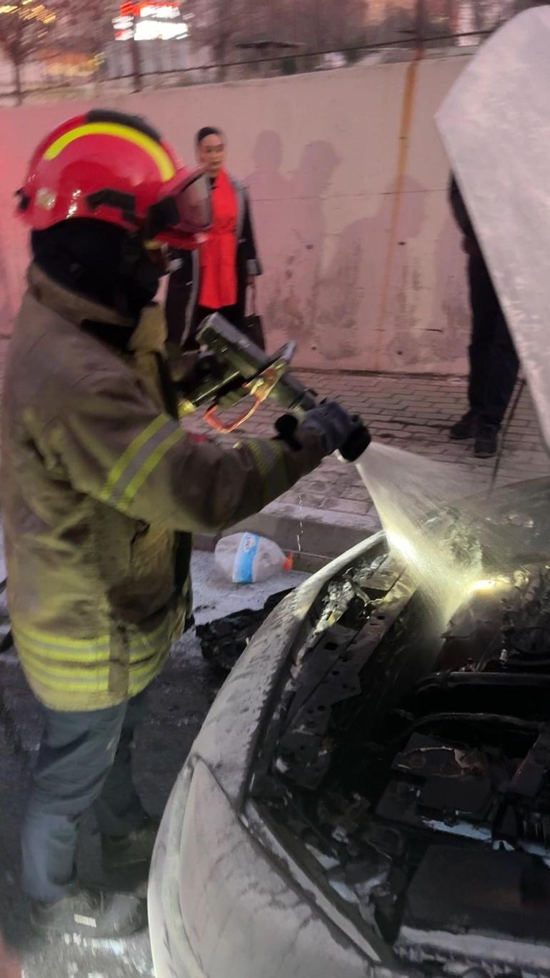 Avcılarda hareket halindeki otomobilin motor bölümü yandı