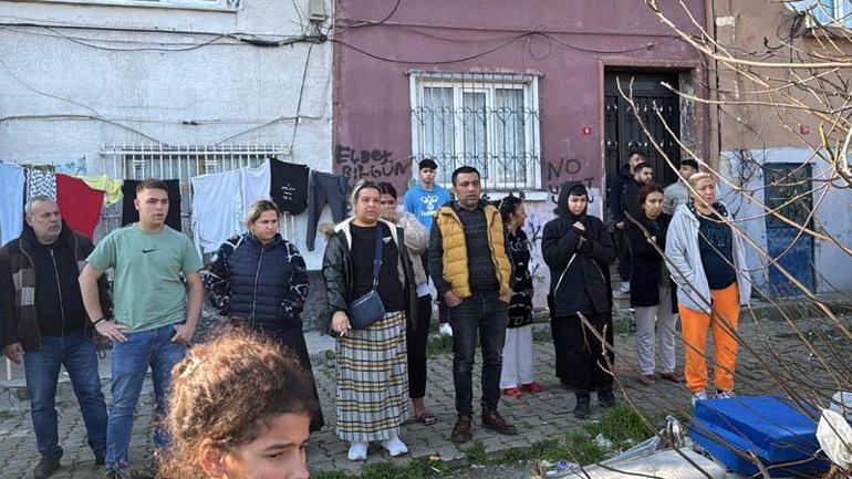 Beyoğlu’nda gecekondu alev alev yandı: baba ve 2 çocuğu mahalleli kurtardı