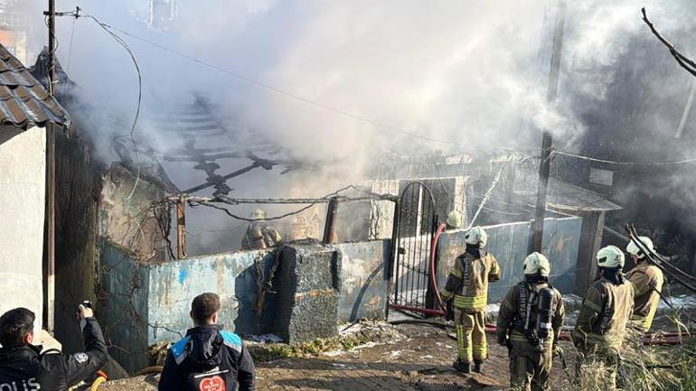 Beyoğlu’nda gecekondu alev alev yandı: baba ve 2 çocuğu mahalleli kurtardı