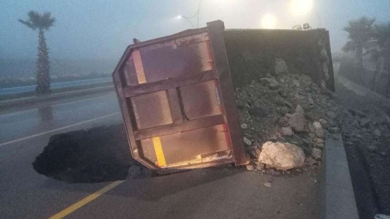 Balıkesirde yol çöktü, hafriyat kamyonu devrildi