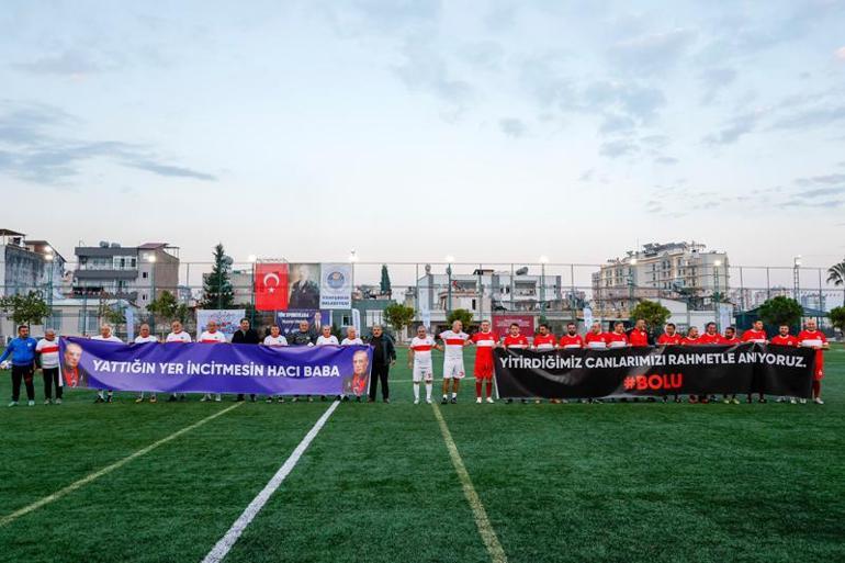 Eski futbolculardan şöhretler maçı