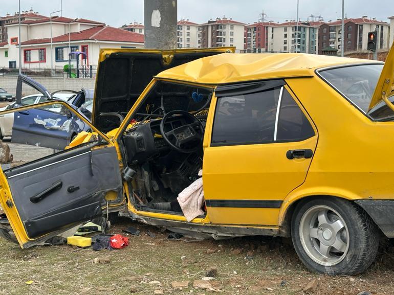 Elazığda 3 aracın karıştığı kaza; 1i ağır, 3 yaralı