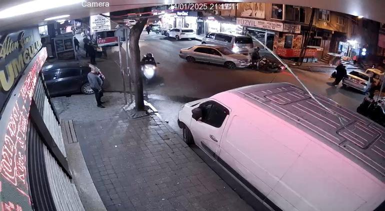 Bağcılarda motosikletli polislerle otomobil çarpıştı