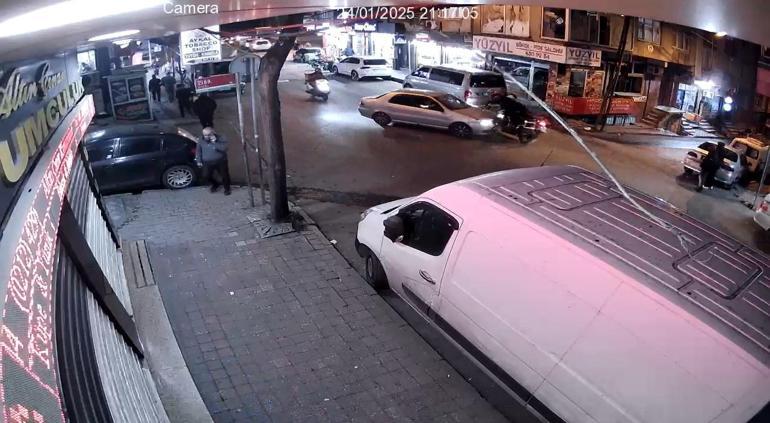 Bağcılarda motosikletli polislerle otomobil çarpıştı