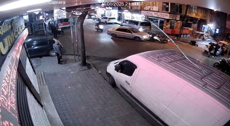 Bağcılarda motosikletli polislerle otomobil çarpıştı